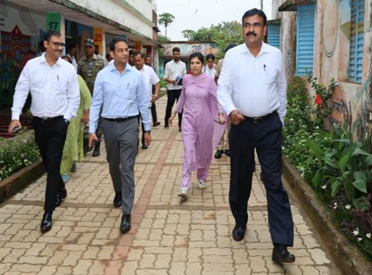 Politics heats up in Jharkhand as SIR begins; Election Commission team inspects polling booths; ruling and opposition parties trade barbs.
