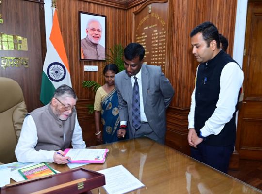 Launch of the mega-revision of the electoral roll in Jharkhand: Governor Gangwar personally filled out the form and handed it to BLO Manju Kachhap.