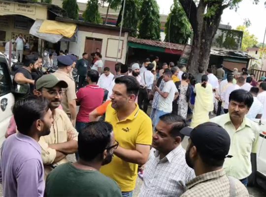 Uttarakhand: Major administrative decision regarding the high-profile 'Khan Farm' land dispute in Kichha! A thorough investigation will be conducted into the documents of Saira Vadra and Nasrin Sanga; instructions have been issued to maintain the status quo for the time being.