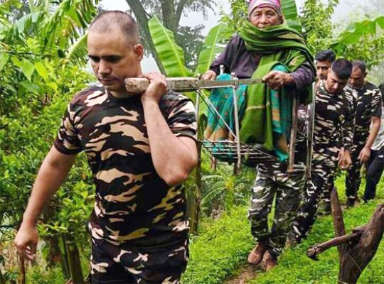 The grim reality of a remote border village in Uttarakhand: no road, and no youth left in the village! SSB personnel carried an ailing elderly person on a *doli* (makeshift stretcher) to the main road.