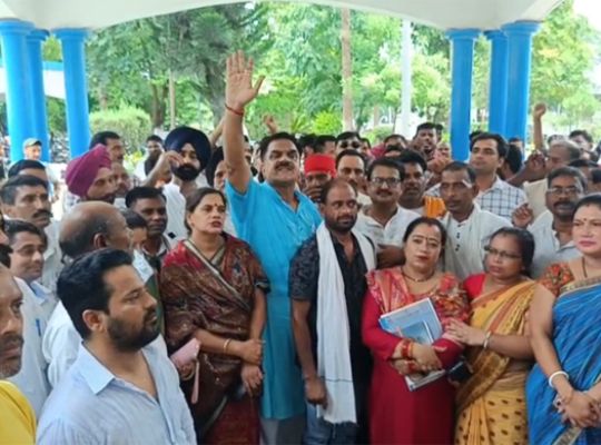 Uttarakhand: Congress stages major protest over the transfer of doctors at Rudrapur District Hospital; targets the government over the dismal state of health services.