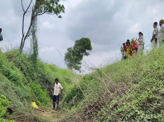 Sensation in Bhojpur: Semi-naked body of unidentified woman found in bushes near a dry riverbed; murder or accident?