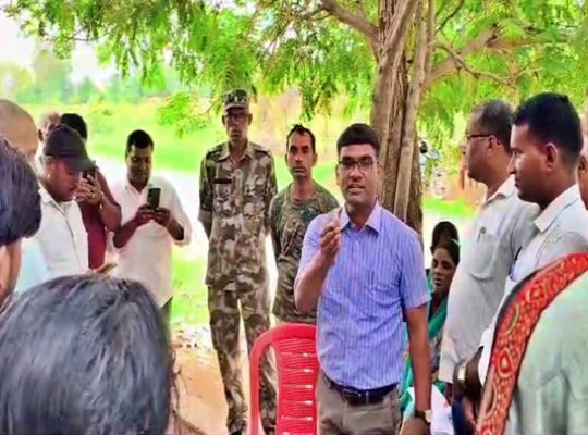 CO Marwari Sahu's unique approach in Palamu: Teaching villagers about the SIR system to the tune of Nagpuri songs.