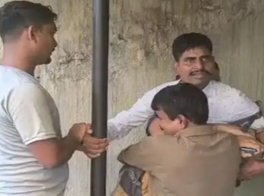 Major bust in Seraikela: Master conman arrived posing as a JSSC official to extort ₹10 lakh; villagers chased him down and nabbed him.