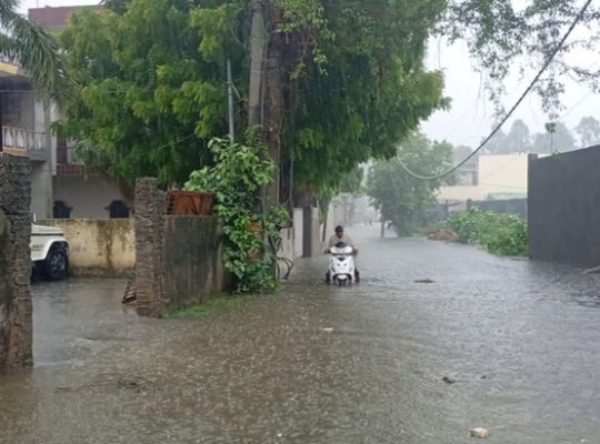 Uttarakhand: Next 24 hours critical; schools in several districts to remain closed tomorrow! Administration on high alert; warnings issued for landslides and waterlogging.