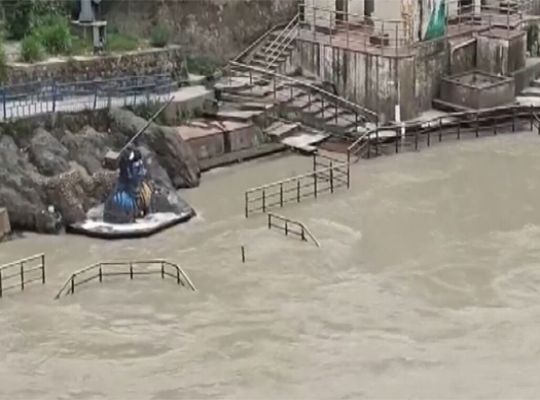 Heavy rain alert for Rudraprayag; DM Vishal Mishra takes charge! He reviewed the situation from the control room, and all departments are on high alert.
