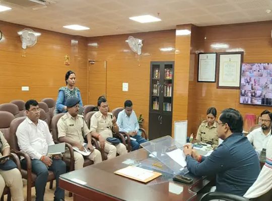 Black marketers of fertilizer are in for trouble! The Deputy Commissioner has issued strict instructions: not a single bag is to be sold without Aadhaar authentication and the use of e-PoS machines.