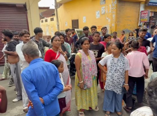 Rudrapur: Middle-aged man molests a girl! Enraged locals give him a sound thrashing; police teams are conducting raids to arrest him.