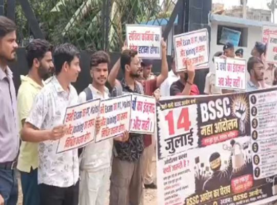 Massive student outrage in Patna: Main gate of BSSC office locked; a decisive battle over exams stalled for three years.