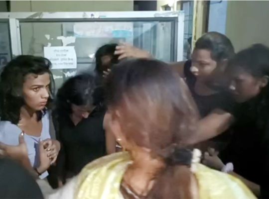 Uttarakhand: Uproar in Rudrapur over the actions of alleged fake *kinnars* (transgender individuals)! Accusations of forced extortion from shopkeepers and vehicle drivers; the genuine transgender community has launched a protest.
