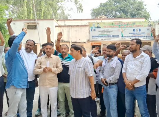 Congress launches a massive protest over the power situation in Uttarakhand! Superintending Engineer's office in Roorkee besieged; high-voltage commotion ensues for hours.