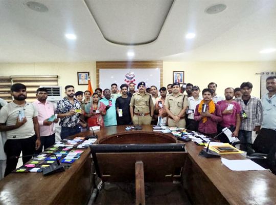 Uttarakhand: Udham Singh Nagar Police returned 102 lost mobile phones to their owners! Success achieved through modern technology and surveillance; the owners were delighted.