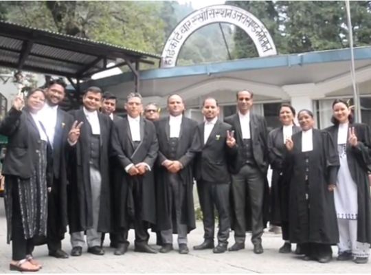 Nainital: Decision to relocate the Uttarakhand High Court welcomed! Advocates expressed their joy by distributing sweets.