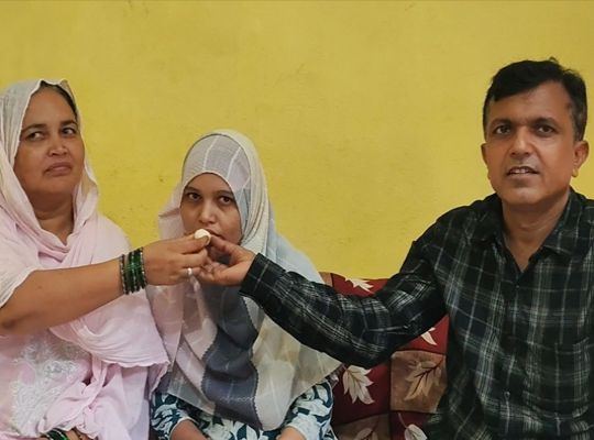 Truck driver's daughter to become a doctor: Overcoming the depression caused by a paper leak and the hardships of poverty, Darbhanga's Kainat has triumphed in NEET.