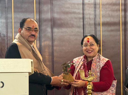 Nainital: National seminar on Indian knowledge tradition and women empowerment at Kumaon University; District Government Advocate Sushil Kumar Sharma, who fought for women's rights, was honored.