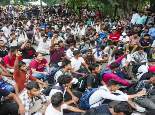 Big News: CJP's 'Parliament March' heats up the political atmosphere in Delhi! Protesters reached Vijay Chowk and Rail Bhawan; clashed with the police.