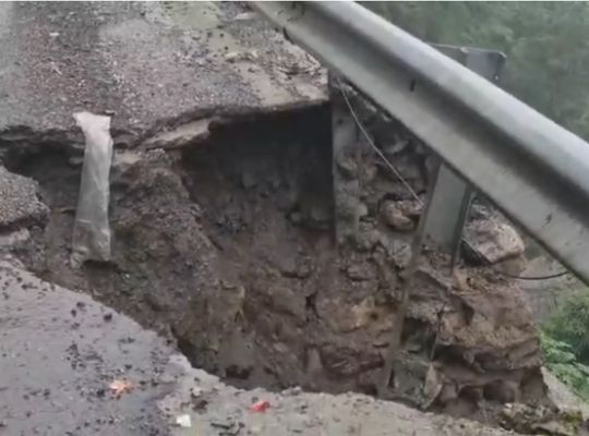 Uttarakhand: 'Safety wall' washed away in a single spell of rain! Road caves in at 'Paani Wala Bend'; Mussoorie-Dehradun route completely blocked.