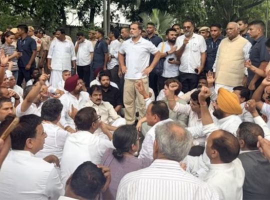 Big Breaking: Politics heats up in Delhi over the student protest! Congress stages a massive demonstration near the PM's residence.