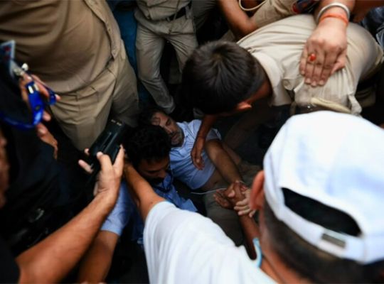 Big Breaking: Congress stages major protest against alleged police action on students! Rahul and Priyanka Gandhi detained.