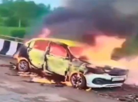 Uttarakhand: Moving car turns into a fireball in Roorkee! Chaos ensues on the highway; four people save their lives by jumping out in time.