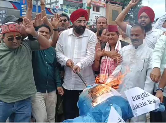 Political uproar over the NEET controversy intensifies nationwide: Uttarakhand Congress takes to the streets to protest alleged police action against students in Delhi! BJP and Congress workers clash outside Sadaqat Ashram in Patna.