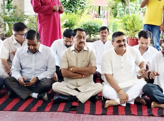 Udham Singh Nagar: MLA Behar stages a sit-in protest over the delay in the construction of a ₹5 crore community hall in Kichha; accuses officials of negligence.