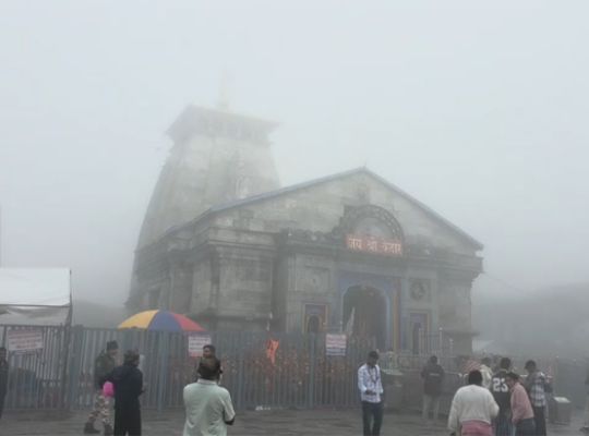 Uttarakhand: Weather transforms the scene at Kedarnath Dham! Dense fog and mist envelop the area; administration on high alert.