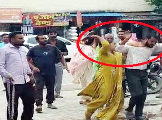 Uttarakhand: High-voltage drama outside the Bazpur police station! A young man backed out of marriage after a years-long relationship; his girlfriend thrashed him with her slippers.