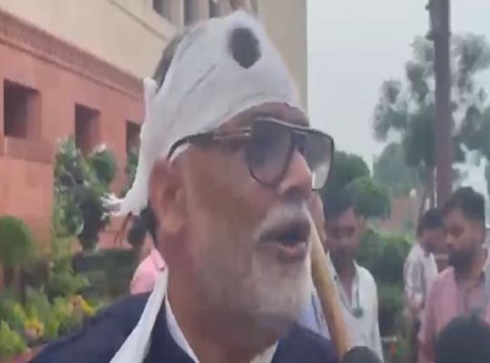 Bandage on his head, sharp questions on his lips: Pappu Yadav's unique protest in Parliament; demanded answers from the Modi government regarding the student agitation and police action.