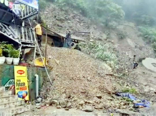  Rain wreaks havoc again: 'Paani Wale Band's' restaurant buried under debris for the second time! Landslide causes traffic jam on the Mussoorie-Dehradun route.