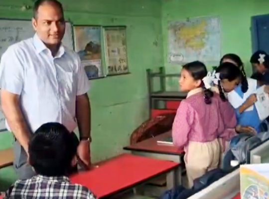 Uttarakhand: DM turns teacher! Taught social science to students and conducted a surprise inspection of the school.