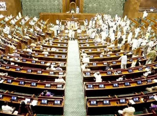 Big News: Uproar in Parliament over paper leaks and police action against students! Priyanka Gandhi corners the government; Akhilesh Yadav also takes aim.