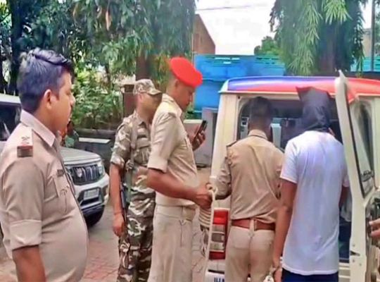 A fake police officer who deceived young women by intimidating them with the threat of 'khaki' has been arrested! A country-made pistol, a walkie-talkie, and a fake ID card have been recovered.