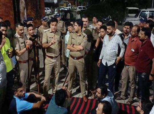 Vigilance officers who arrived in Sitarganj to accept a bribe faced a backlash; they were held hostage overnight, and operations at the Tehsil office remained stalled for 20 hours.