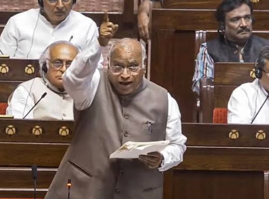 Big Breaking: Ruling party and opposition clash during the debate on the anti-paper leak bill! Kharge demands accountability from Home Minister Amit Shah regarding the alleged police action against students.