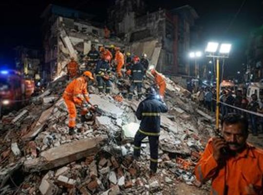 Major Tragedy: Four-storey residential building suddenly collapses in Bhiwandi, Maharashtra; 9 people killed after being trapped under the debris.