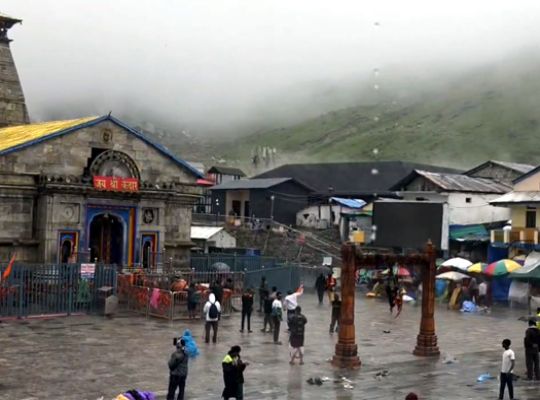 Uttarakhand: Bustle returns to Kedarnath Dham as the weather clears! The pilgrimage resumed after three days, with long queues forming for darshan.