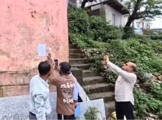Uttarakhand: Preparations underway for major action against alleged encroachment on railway land in Mussoorie! Northern Railway has issued notices to several hotel and building owners, seeking a response within seven days.