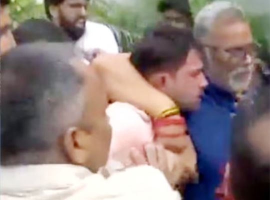 Big Breaking: Chaos at Pappu Yadav's press conference amidst the Parliament protest row! Supporters and opponents clash following slogan-shouting.