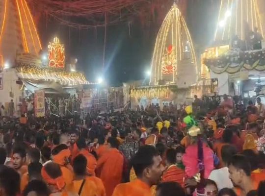 Weather smiles on the first Monday of Sawan: Heavy showers at Baba Dham and Basukinath bring devotees great relief from the scorching heat.