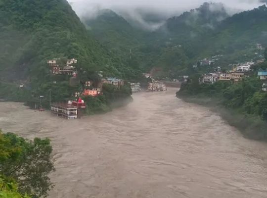 Alaknanda River reaches warning level in Rudraprayag, Uttarakhand! Administration issues alert; people being made aware via loudspeakers.