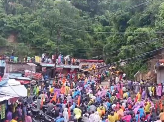 Rudraprayag: Havoc caused by the Geed stream in Tilwara! Kedarnath Highway closed; Kanwar pilgrims turned back; massive traffic jam ensues.