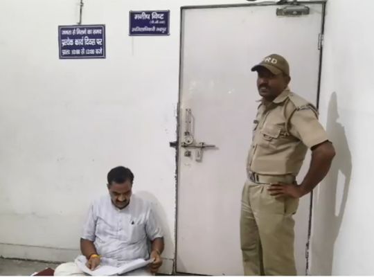 Udham Singh Nagar: Political turmoil intensifies in Rudrapur over the SIR process! Former MLA Thukral sits on a protest; raises questions after his mother receives a notice.