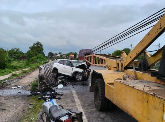 Tragic accident on Jhansi Highway: Atiq Ahmed's younger son, Aban Ahmed, dies in a road accident! Car mangled after crashing into a divider.