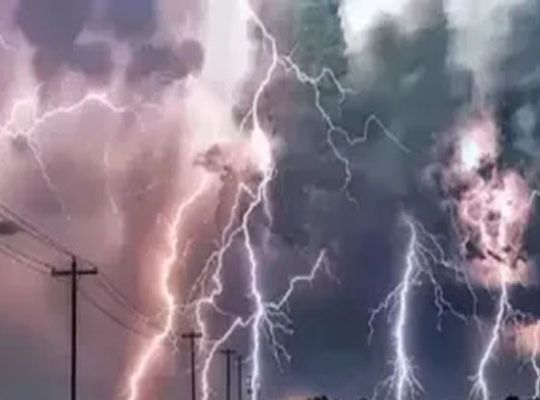 Rain turns deadly! Lightning strikes in Jharkhand; four people, including a couple working in the fields, die tragically.
