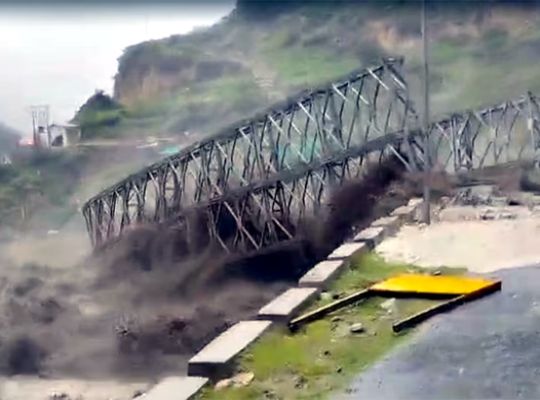 Heavy rains wreak havoc in Uttarakhand! The Tamak Drain in Chamoli overflows, sweeping away an iron Bailey bridge in the strong current.