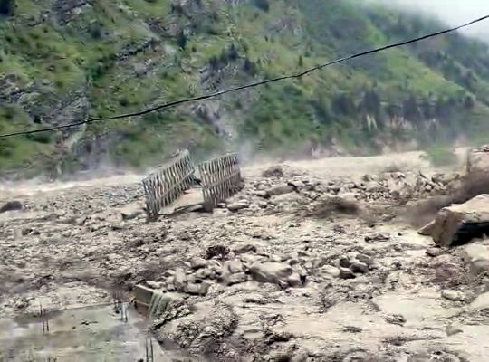  Uttarakhand: Panic in Pauri due to rain and rising water levels! Police issue alert along riverbanks; CM Dhami directs restoration of connectivity in Chamoli.