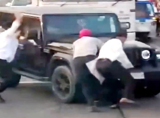 Thar driver's high-handedness in Uttarakhand! Vehicle driven at high speed towards a bus driver and medical students; accused absconding.
