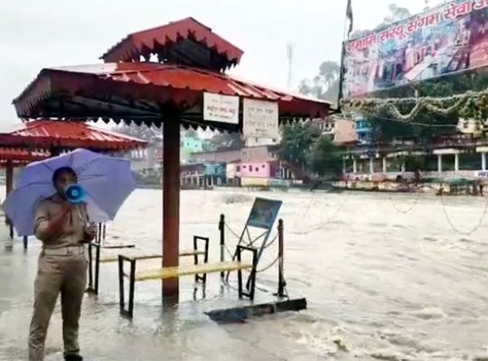 Bageshwar: Saryu river rages in Kapkot! Fierce waves surge over the bridge; heavy rains heighten the danger, administration on alert.