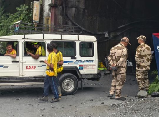 Uttarakhand Tunnel Accident: A terrifying torrent of water and debris surged in after the blast! Eyewitnesses recount the harrowing tale of the battle for survival inside the tunnel.